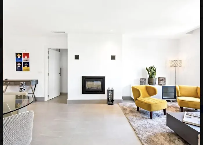Puerto Banus Luxury Apartment Located In Harbor